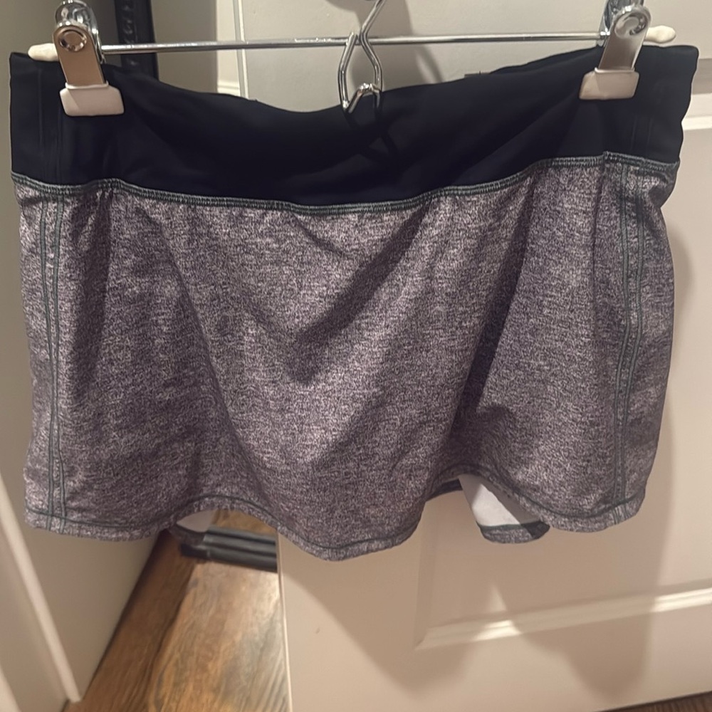 Lululemon gray skirt. Size 8, 15 inch length.